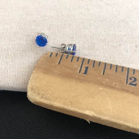 Vintage Mini Stud Earrings - Picture 3 of 3